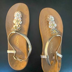 Women Sandals, Vionic size 9, Tan.